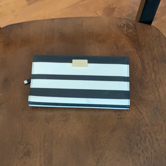 Kate spade large tote with matching wallet!! - Picture 2 of 10